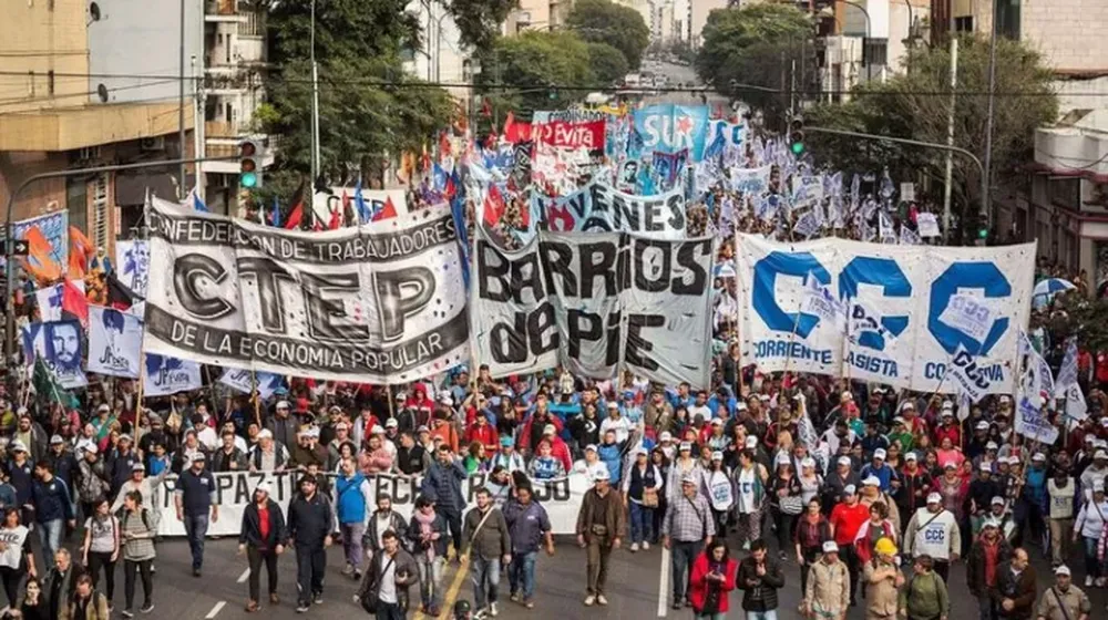 Tras el cruce con CFK, los movimientos sociales formarán un partido político para el 2023