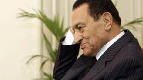 Mubarak sufrió dos paros y su estado de salud es crítico