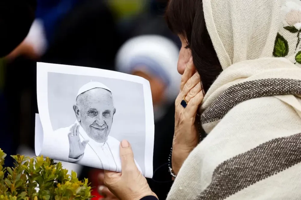 El papa Francisco mostró una leve mejoría tras 25 días hospitalizado