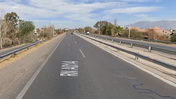 Un motociclista, quebrado al chocar contra una camioneta cuyo conductor huyó