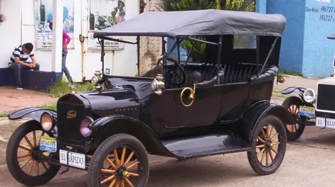 EL EXES INGLES, modelo 1929, que en sus albores fue un auto de lujo, con pescante, hermosos faros delanteros y otras bellezas disimuladas por la vejez y el abandono.