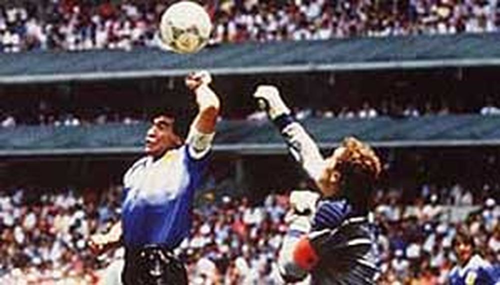Roja a “la mano de Dios”
