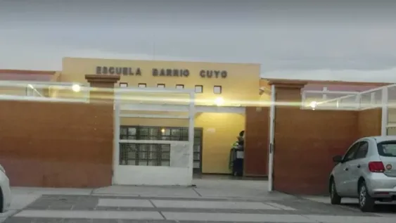 Tres chicas se pelearon en la puerta de la escuela y una de ellas terminó en el hospital
