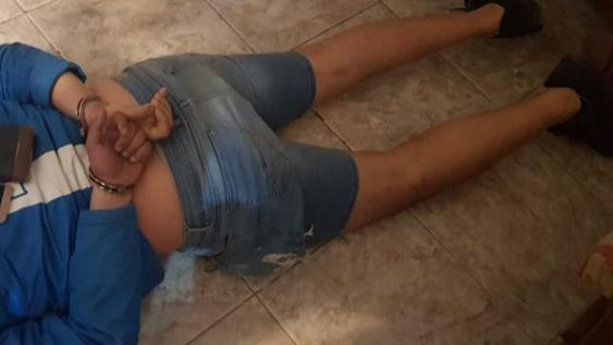 Vecinos quisieron linchar a un hombre que atacó a su esposa y lo entregaron a la policía