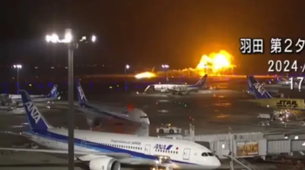 Susto en Japón: se incendió un avión con 350 pasajeros cuando intentaba aterrizar