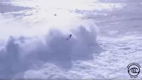 [VIDEO] Una ola gigante “se tragó” a dos personas en un campeonato de surf