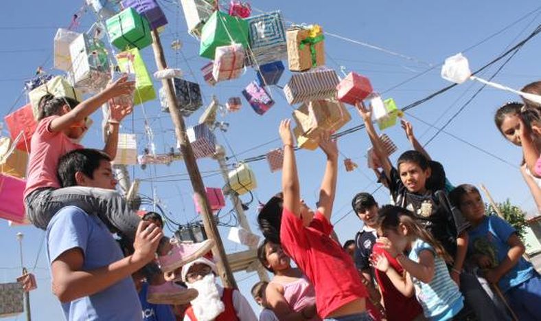 En un barrio armaron  un arbolito de 4 metros