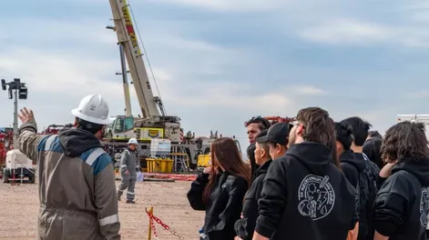 La magnitud de los proyectos exigirá un fuerte proceso de capacitación de la mano de obra. El documento advierte que la especialización de los trabajadores puede convertirse en un cuello de botella si no se desarrollan programas de formación adecuados para cubrir la demanda futura.