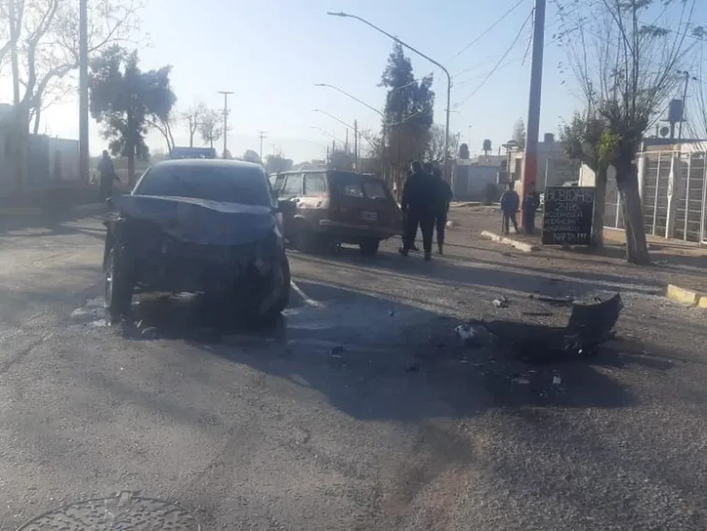 Fuerte choque entre dos autos en el interior de un barrio dejó a dos personas heridas