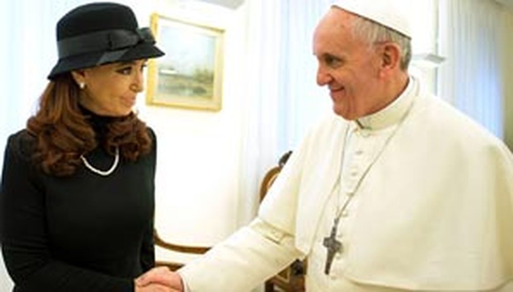 Un mate y una chalina los regalos de CFK a Francisco