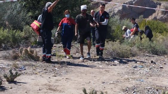 RESCATADO. David Carbajal (con la cabeza vendada) en el momento de ser rescatado del campo.