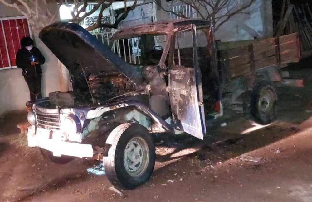 En minutos queman dos vehículos