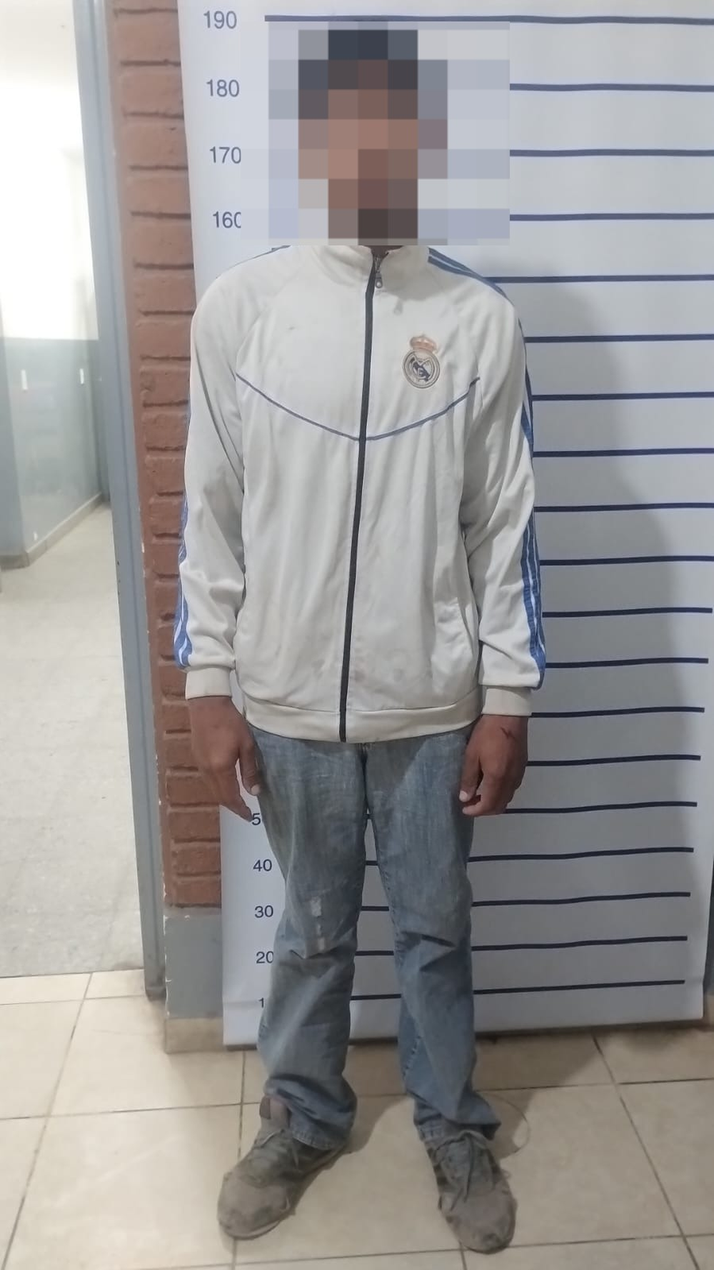 El rostro del detenido no se muestra para evitar entorpecer la rueda de reconocimiento.