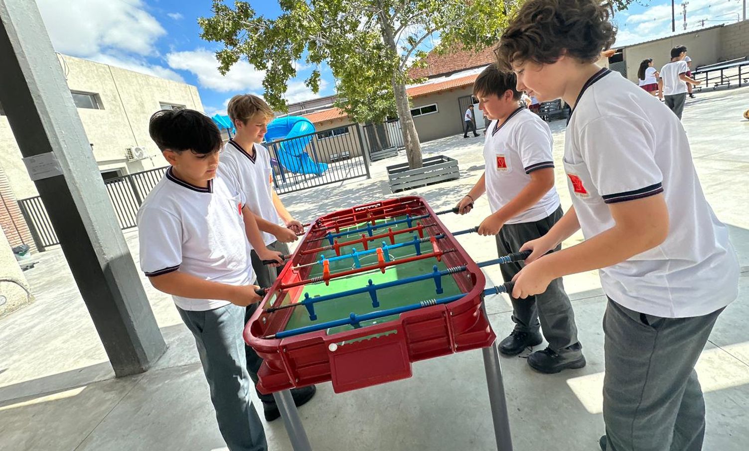 En Colegio San Pablo, de Capital, prohibió el uso del celular en horario escolar, a cambio habilito diferentes juegos para que los alumnos se diviertan en el recreo.