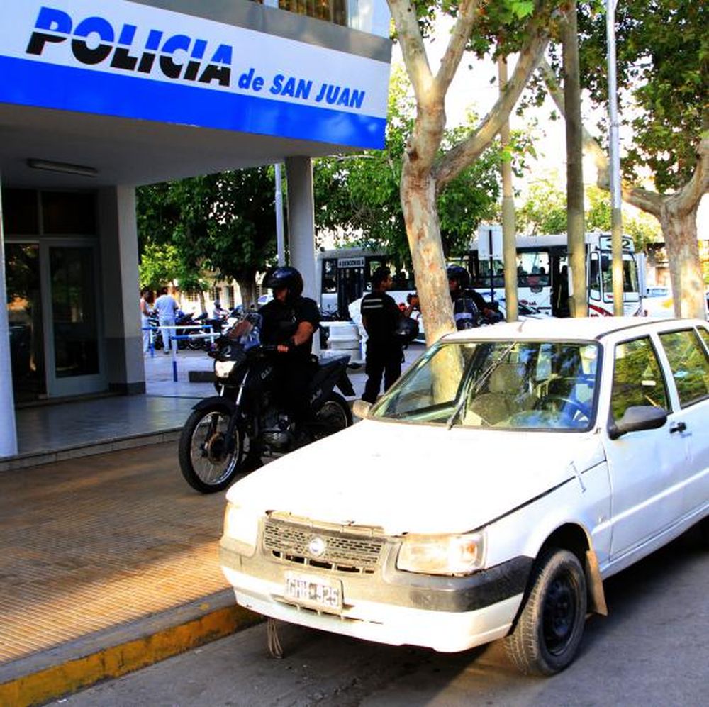 Sacó $50.000 de un banco y se los robaron del auto