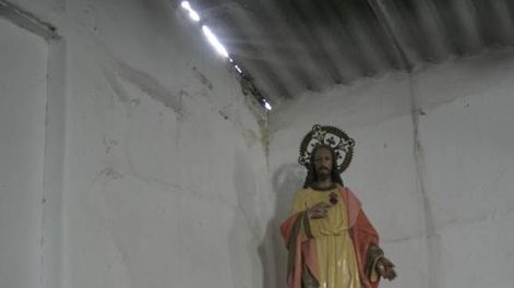 Una capilla de madera y chapa, por derrumbarse