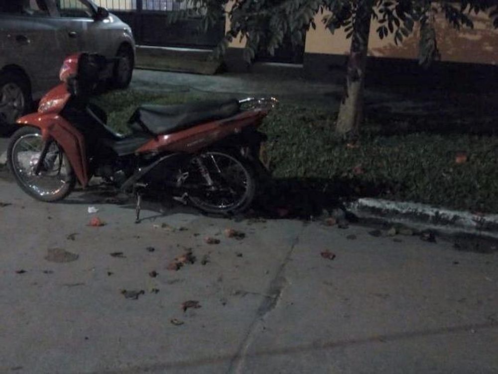 Un mujer que viajaba en moto sufrió una grave lesión en la pierna al chocar con un auto