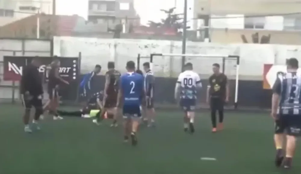 Feroz ataque a un árbitro en un partido: un jugador le dio una patada en la cabeza y lo desmayó