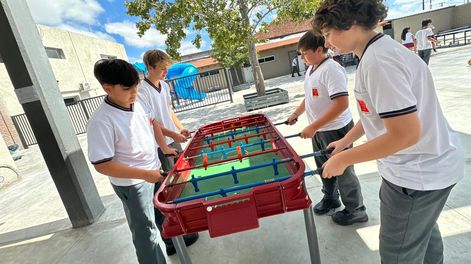 En Colegio San Pablo, de Capital, prohibió el uso del celular en horario escolar, a cambio habilito diferentes juegos para que los alumnos se diviertan en el recreo.