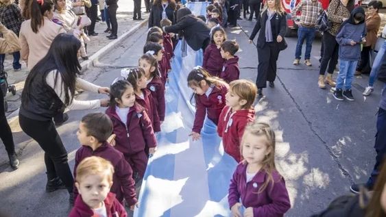 Este año, alumnos de 42 escuelas de todos los niveles participarán del desfile por el Día de la Patria. Este año, alumnos de 42 escuelas de todos los niveles participarán del desfile por el Día de la Patria.