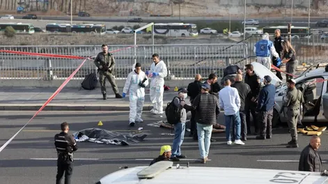 Dos hombres bajaron de un auto, abrieron fuego y mataron a tres personas en Jerusalén