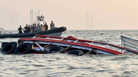 Equipos de rescate trabajan en el río Ganges después del naufragio que dejó al menos 13 niños muertos.