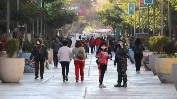 El orden en manos de la gente, el control a cargo de comerciantes y los mayores de 60 libres en el paseo