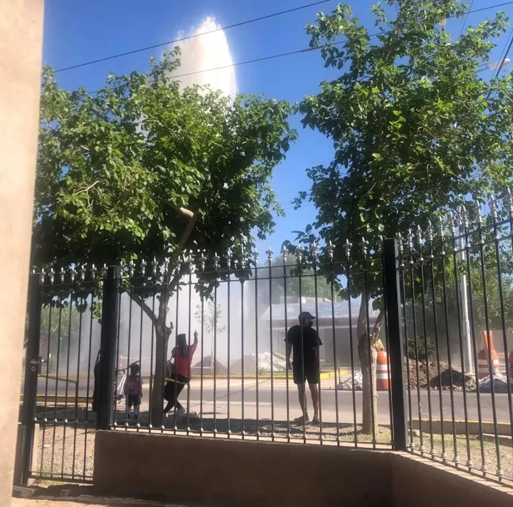 Se reventó un caño y una enorme fuente de agua se formó en una esquina híper transitada