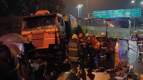 Un camión perdió el control, se cruzó de mano e impactó contra dos autos