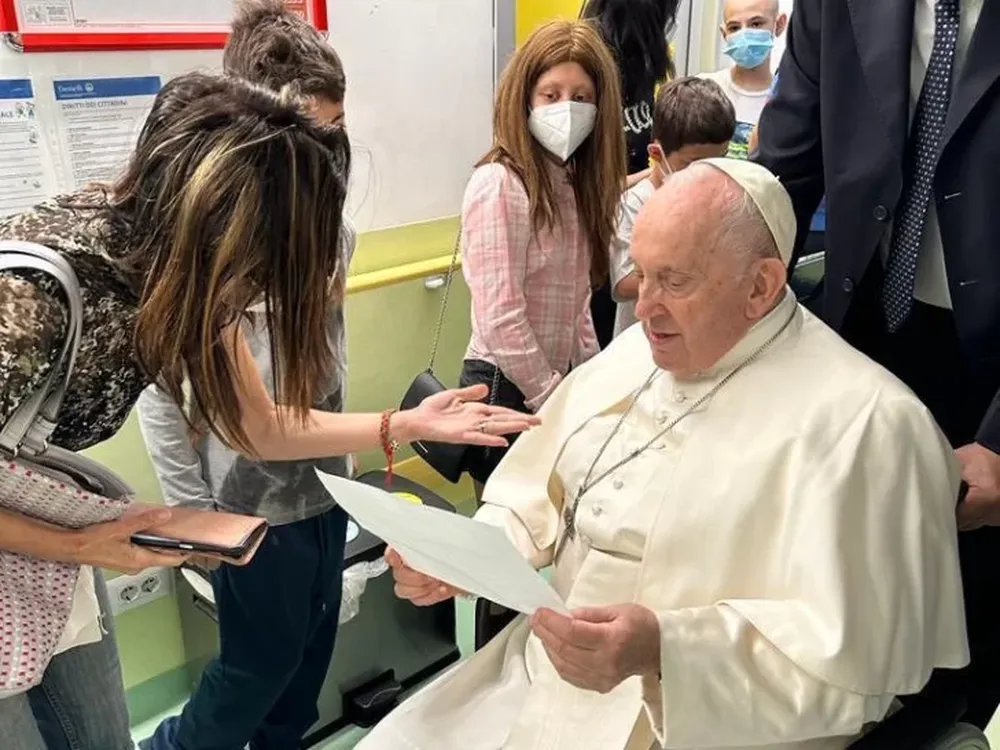El papa Francisco en el hospital tras la cirugía: visitó a niños ingresados en oncología