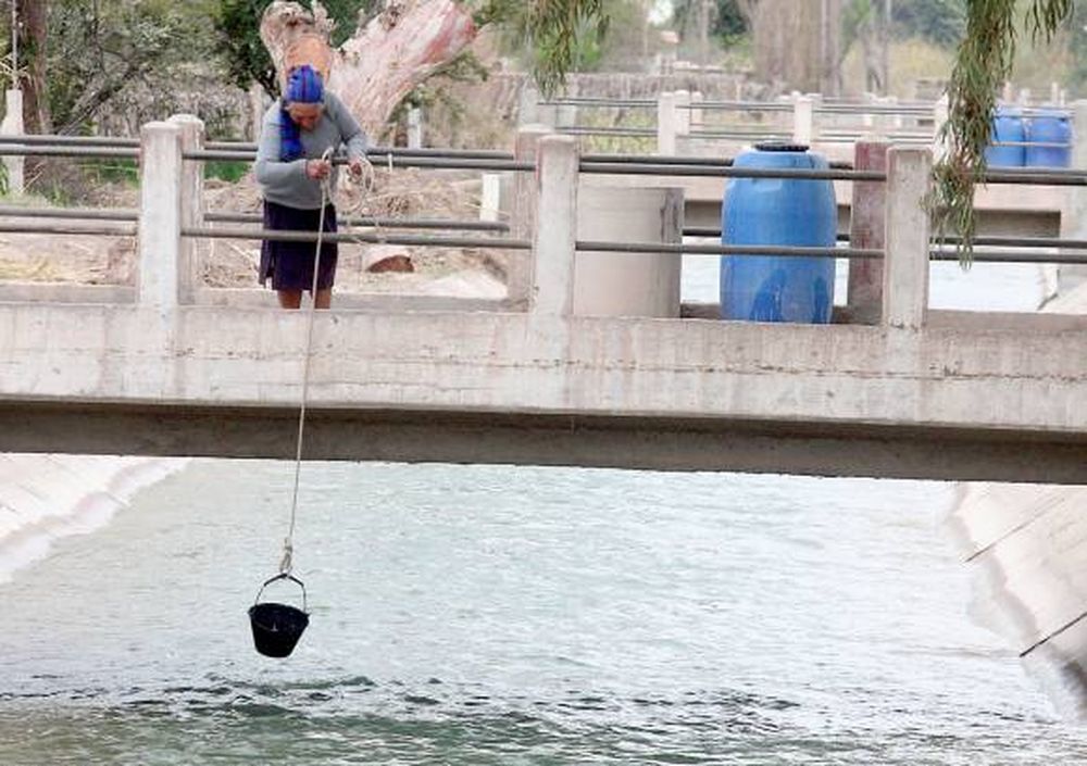 Los que toman agua del canal