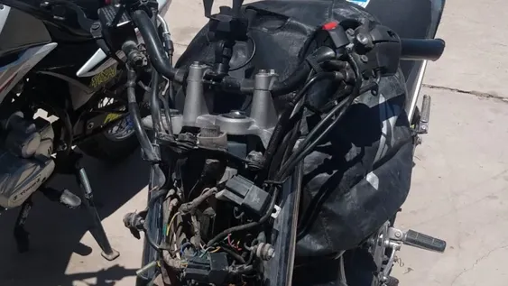 Lo peor para el motociclista de 19 años que chocó con un micro, creen que iba rápido