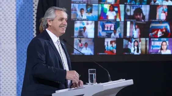 Un total de 31 alumnos prometieron lealtad a la Bandera ante Alberto Fernández