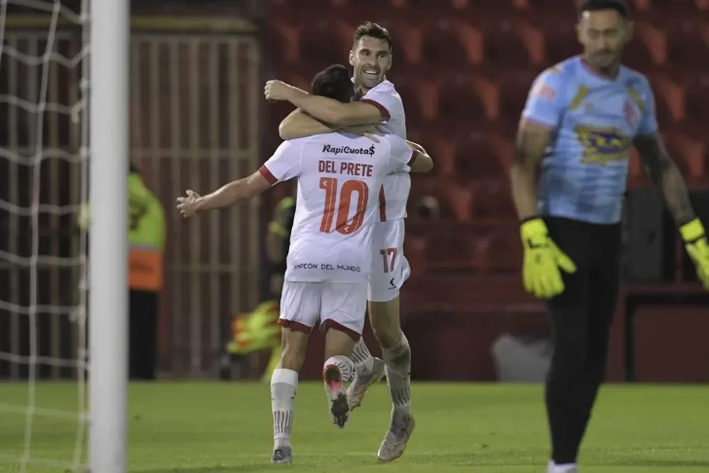 Estudiantes y una lluvia de goles para ser líder: goleó  6 a 1 a Barracas
