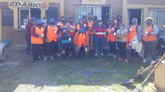 Yerbeado y semitas calientes: el gesto solidario de una exreina con una cuadrilla municipal