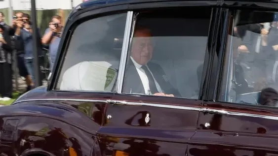 Carlos III saludó a la gente en el Palacio de Buckingham: “Dios salve al rey”