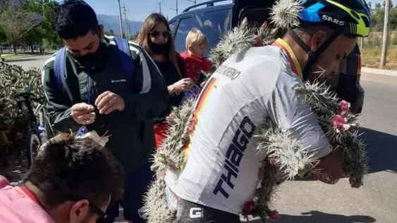¡Qué dolor! Un ciclista riojano cayó sobre una plantación de cactus y quedó lleno de espinas
