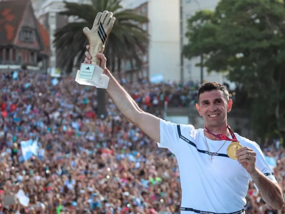 Ante 150.000 personas, ‘Dibu’ Martínez se animó a prometer que la selección irá por ‘la cuarta’