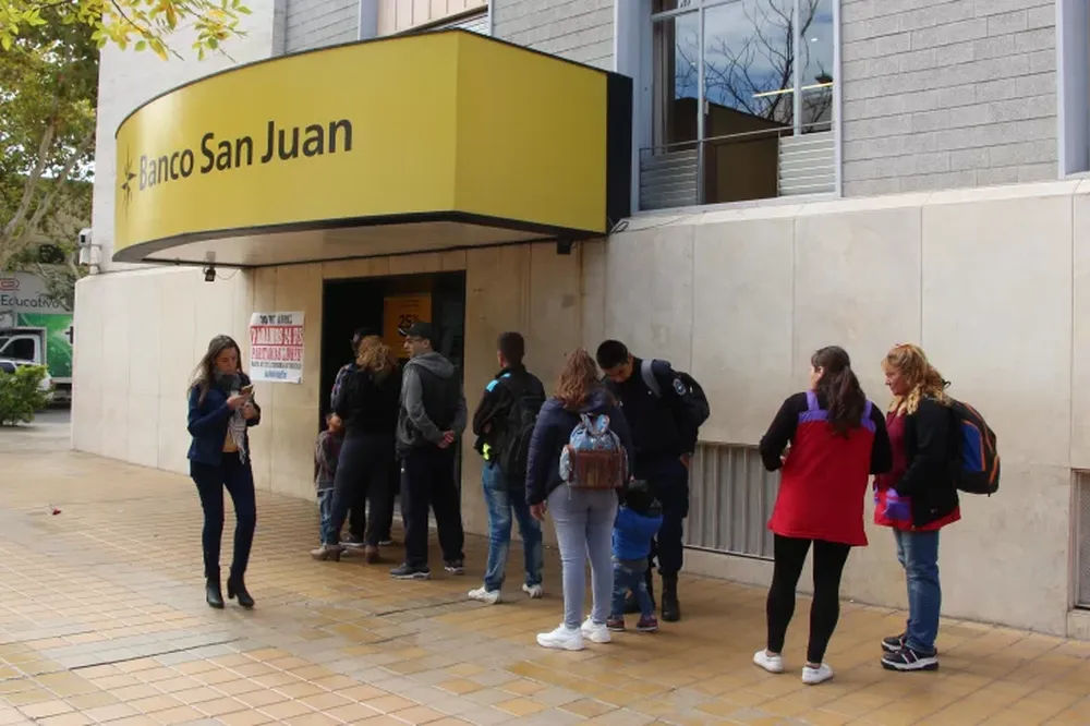 Durante el paro en la previa del feriado, la gente aprovechó para ir a los cajeros