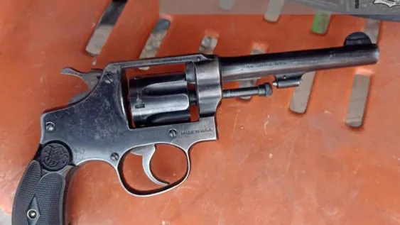 Cae con porros y un arma