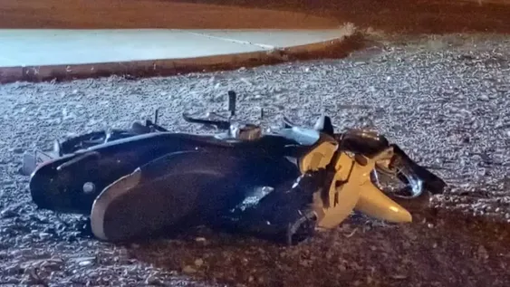 Un penitenciario, “ebrio y drogado”, murió al perder el control y estrellarse en moto