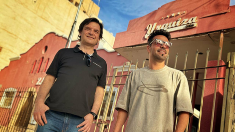 Recuerdos del San Juan noventoso. Yeidi Flores y Aldo Zaragoza -organizadores- en la puerta del histórico Urquiza Bar. (Foto Daniel Arias)