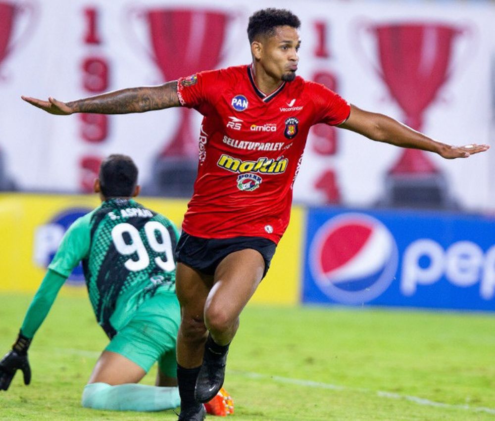 PERNÍA, goleador en Venezuela