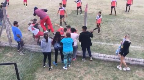 Batalla campal en un partido de inferiores: hubo 13 jugadores expulsados