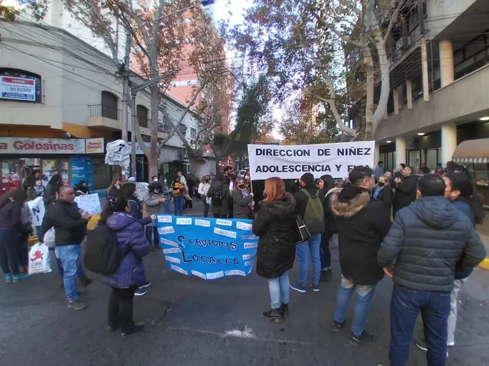 Personal de Niñez, Adolescencia y Familia continúa con los reclamos