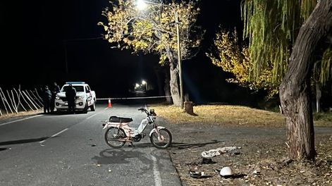 madrugada tragica en angaco: un joven de 27 anos murio al chocar su moto contra un arbol