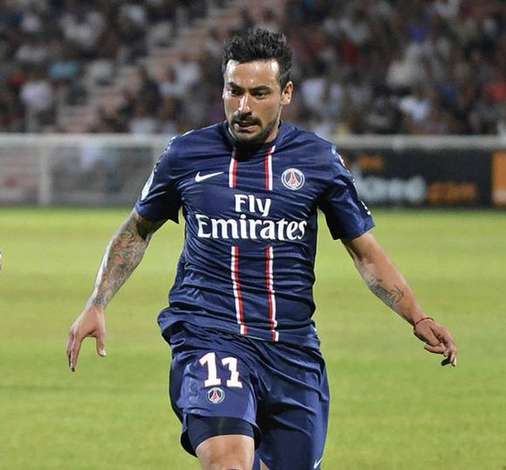 Debut y roja para Lavezzi