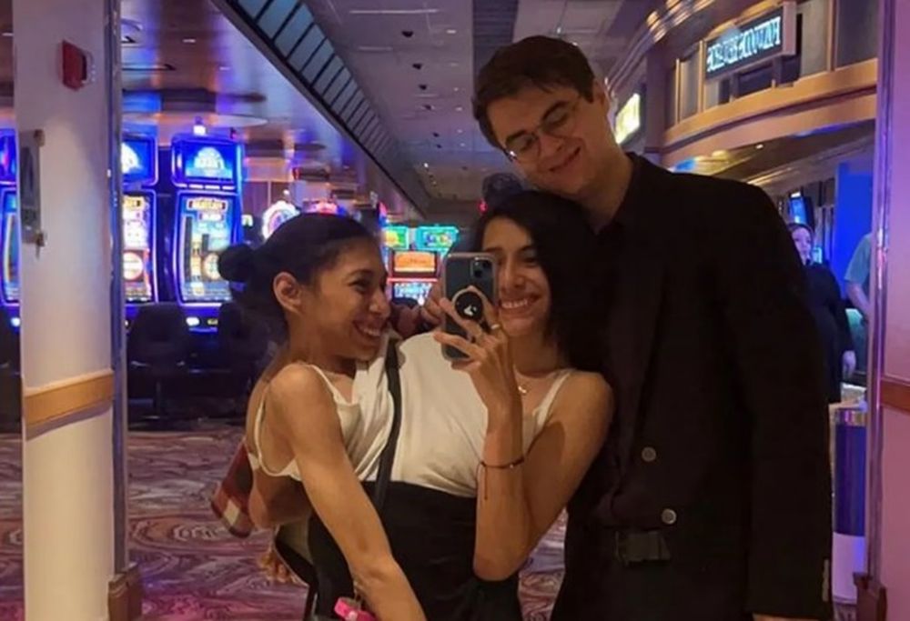 Una de las siamesas influencers presentó a su novio y contó cómo es el acuerdo íntimo que tiene con su hermana