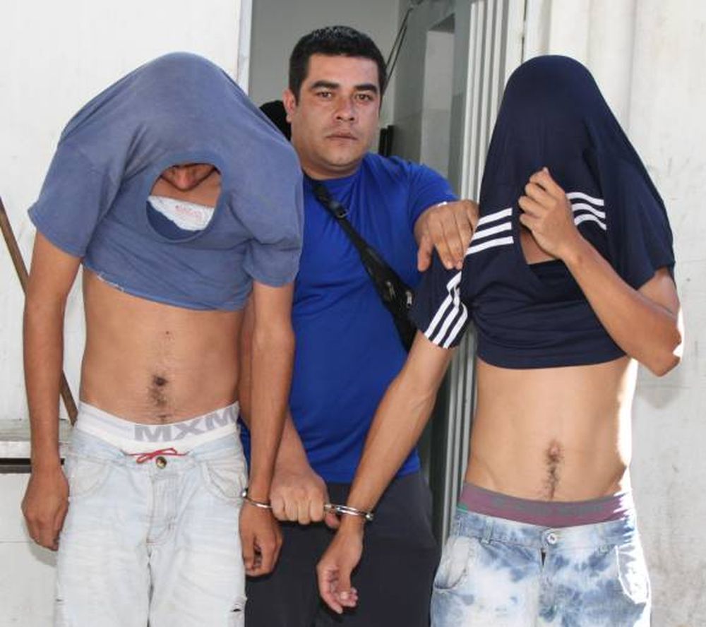 Hallan $175.000 y hay 2 detenidos