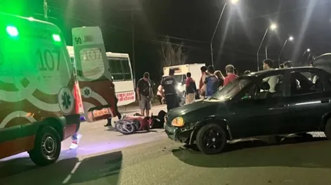 Fuerte choque en una transitada avenida de Pocito: un motociclista gravemente herido